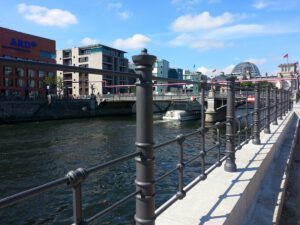 Mehr über den Artikel erfahren <span class='ref-title'>Berlin</span> Ufergeländer